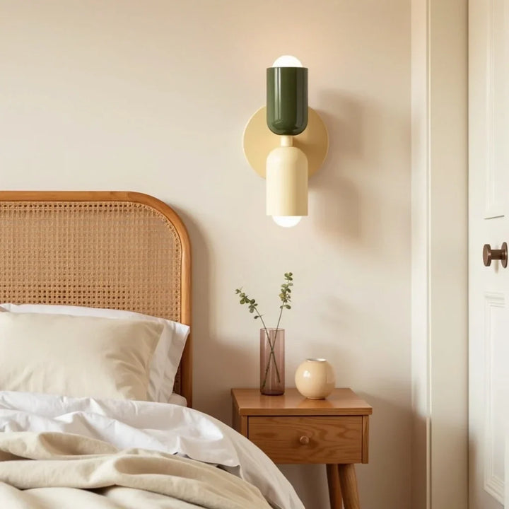 Applique à tête vert foncé et corps crème allumée au-dessus d'une table de chevet en bois, près d'une tête de lit cannée. 13