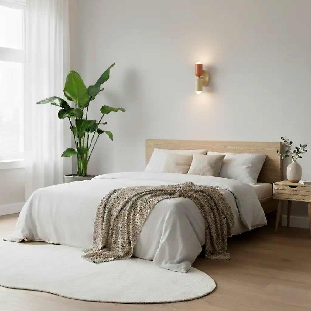 Applique allumée au-dessus d'une tête de lit en bois dans une chambre lumineuse aux tons neutres, avec grande plante verte. 8