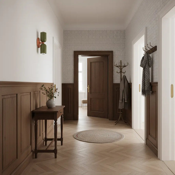Applique à bras orange et deux têtes vertes dans un couloir classique à lambris en bois et parquet en chevrons. 7