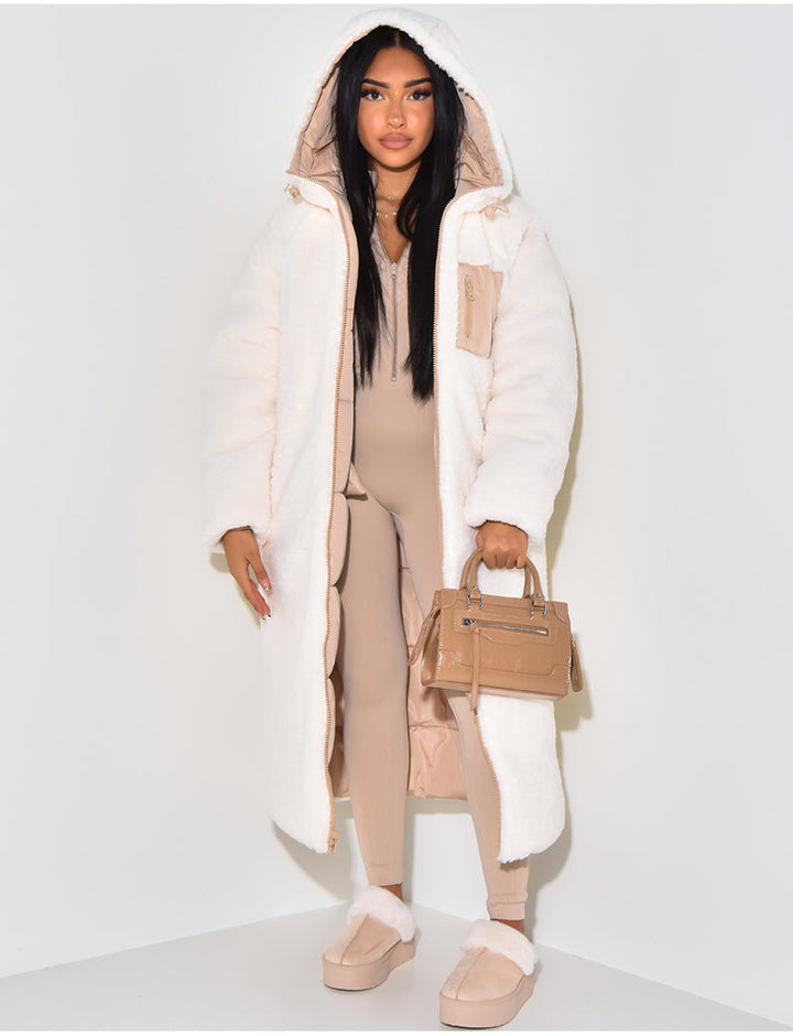 Femme portant le manteau côté fourrure blanc crème, capuche relevée, poche zippée sur la poitrine, doublure matelassée beige visible à l'intérieur. 4