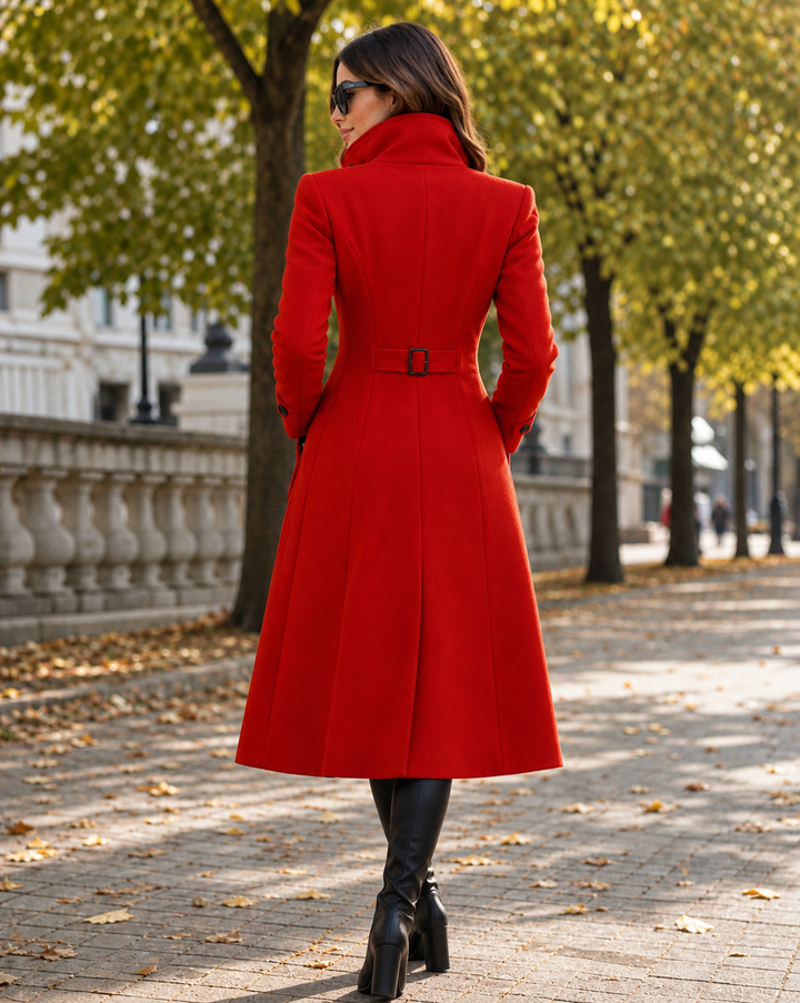 Manteau rouge vu de dos, avec patte de serrage boucle dans le dos et coupe évasée 3