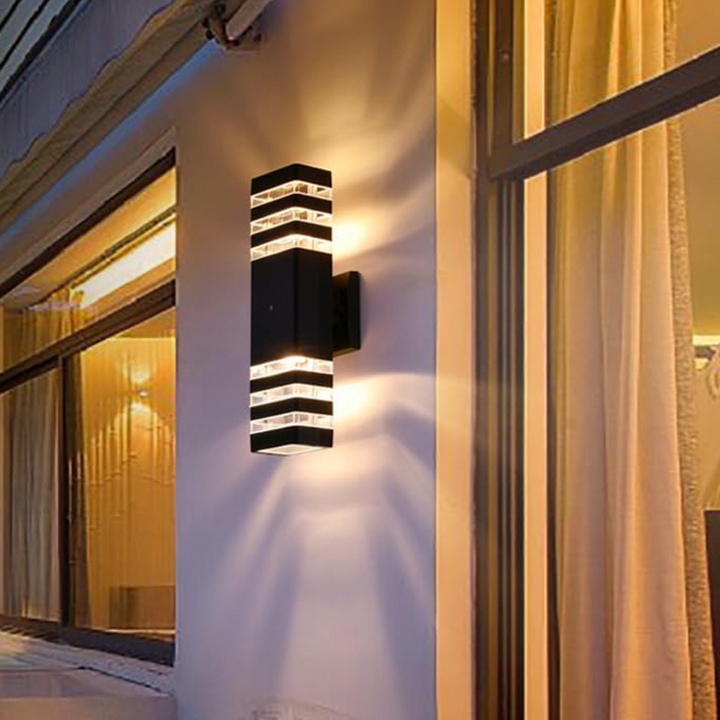Applique rectangulaire noire à trois bandes translucides sur un mur blanc, près de grandes fenêtres avec rideaux 12