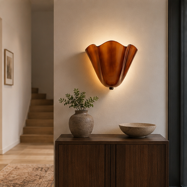 Applique cuivrée allumée au-dessus d'un meuble bas en bois foncé avec vase de verdure et bol, près d'un escalier. 7