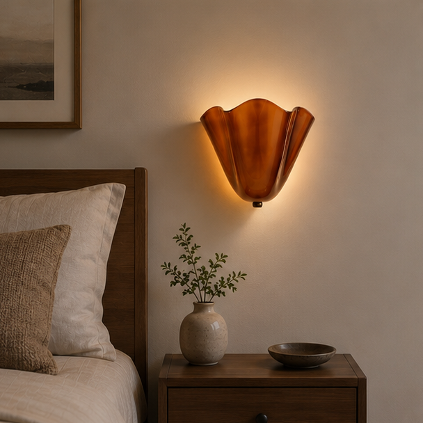 Applique cuivrée allumée près d'un lit en bois, au-dessus d'une table de chevet avec petit vase et coupelle. 9