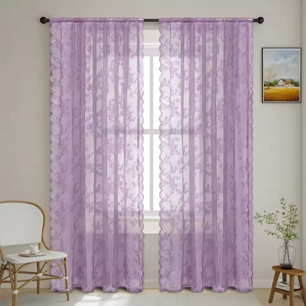 Deux panneaux de dentelle florale lilas à bord festonné devant une fenêtre, avec chaise blanche, guéridon et plante. 10