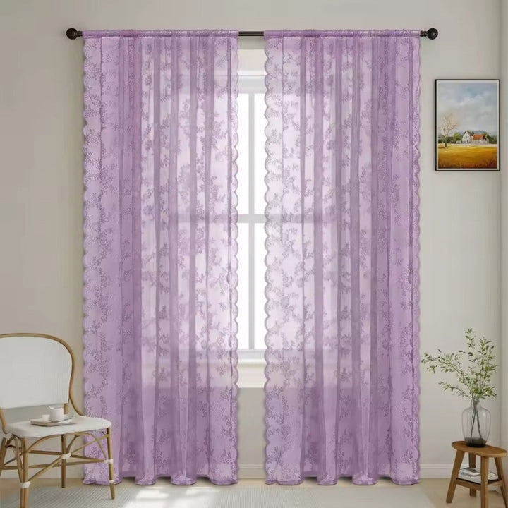 Deux panneaux de dentelle florale lilas à bord festonné devant une fenêtre, avec chaise blanche, guéridon et plante. 10