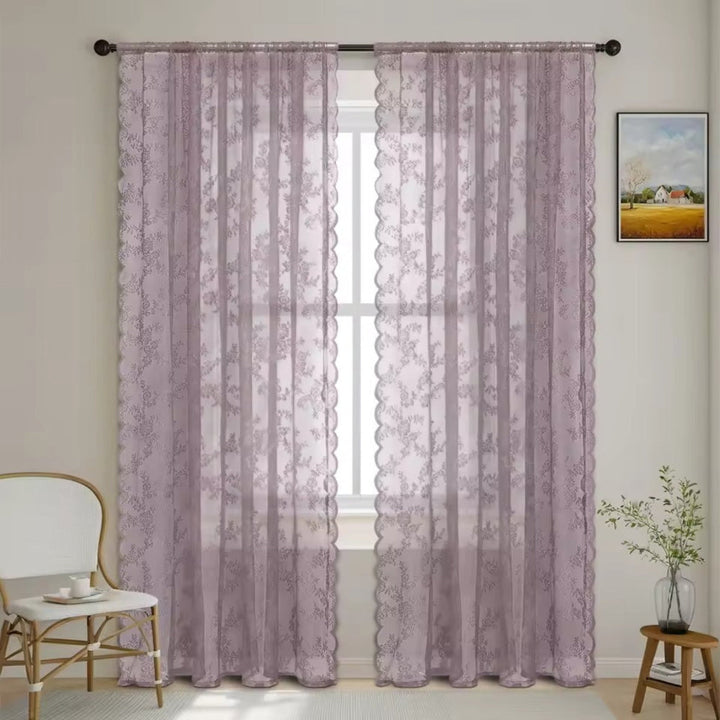 Deux panneaux de dentelle florale mauve grisé à bord festonné devant une fenêtre, dans une pièce avec chaise, plante et tableau. 11