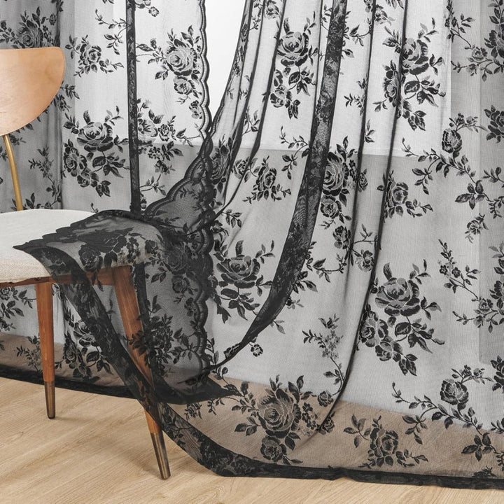 Gros plan sur la dentelle noire à grandes roses, drapée sur une chaise en bois, bord festonné et ourlet de bas visibles. 12