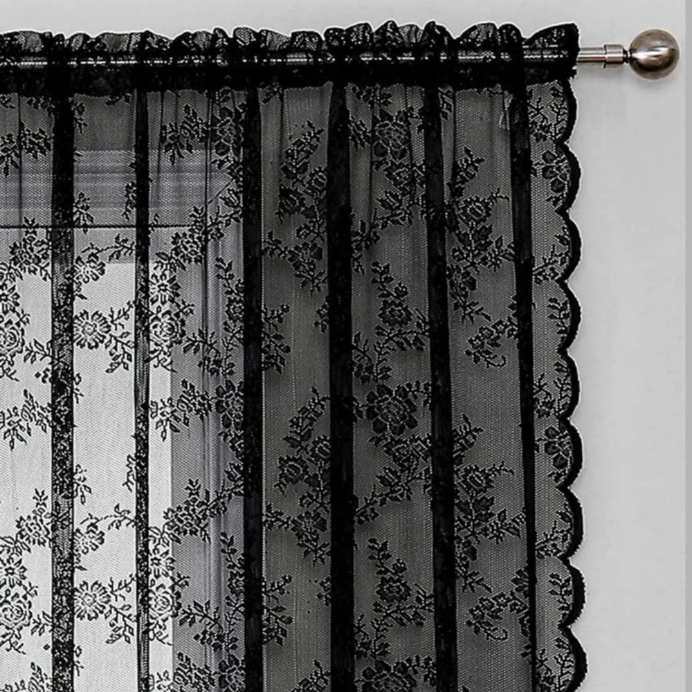 Détail du haut à passe-tringle du rideau en dentelle noire, avec les roses et le bord festonné sur une tringle argentée. 4
