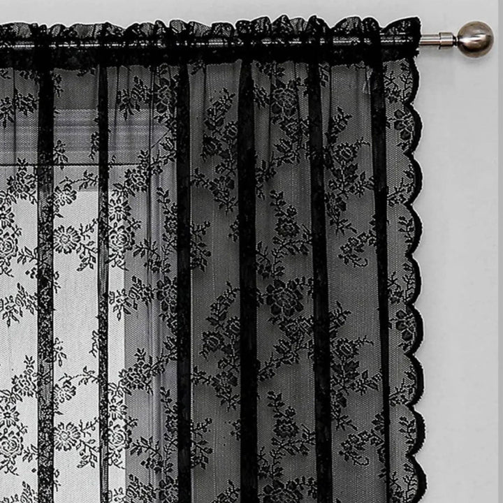 Détail du haut à passe-tringle du rideau en dentelle noire, avec les roses et le bord festonné sur une tringle argentée. 4