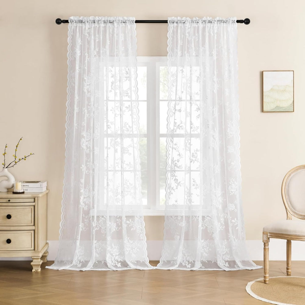 Deux panneaux de dentelle florale blancs, très transparents, devant une fenêtre à petits carreaux dans une chambre beige. 6