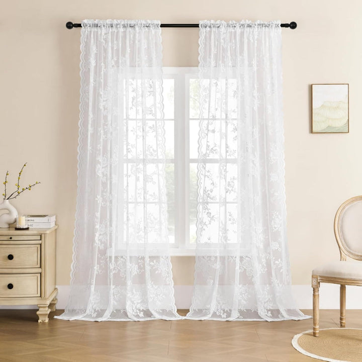 Deux panneaux de dentelle florale blancs, très transparents, devant une fenêtre à petits carreaux dans une chambre beige. 6