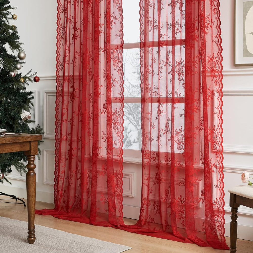 Deux panneaux de dentelle florale rouge vif tombant jusqu'au sol, devant une fenêtre enneigée, avec sapin de Noël décoré. 7