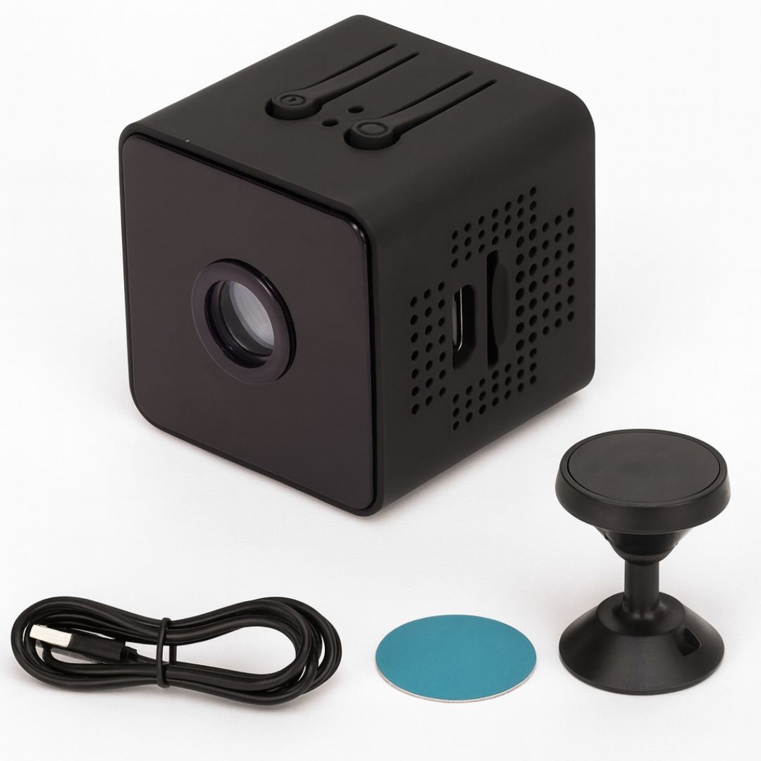Boîtier noir présenté avec ses accessoires : câble USB enroulé, disque adhésif bleu et support magnétique rotatif posés sur fond blanc. 7
