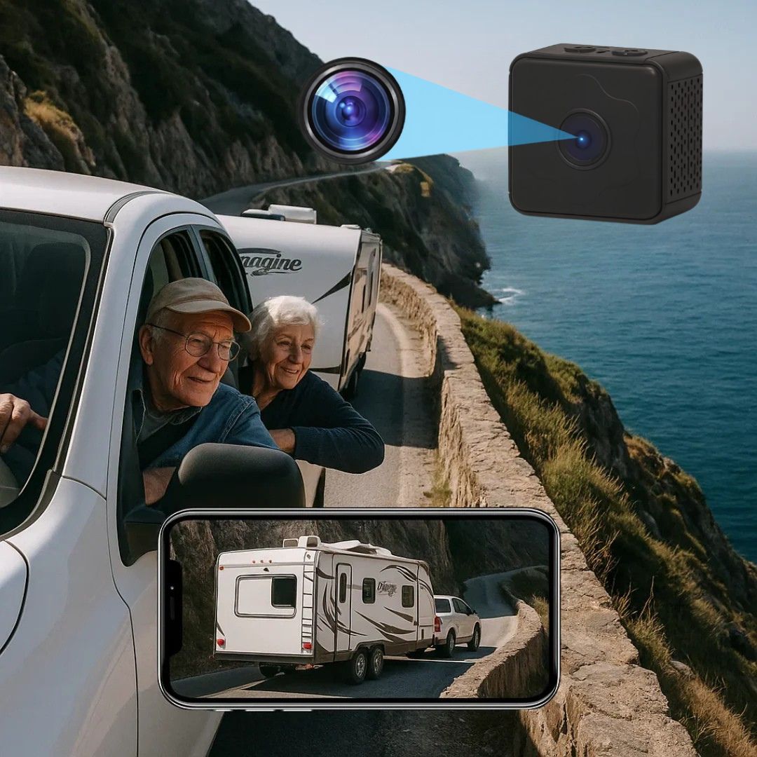 Couple de seniors dans un pick-up tirant une caravane le long d'une route côtière, avec le mini boîtier noir et l'écran de smartphone en incrustation. 1
