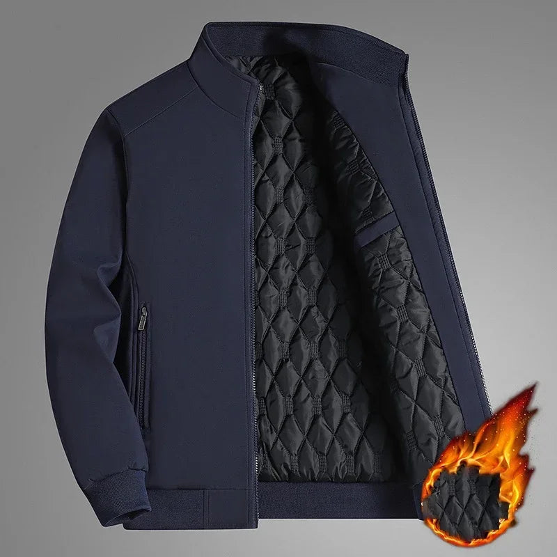 Veste bleu marine à col montant entrouverte sur la doublure matelassée, avec une boule de flammes évoquant la chaleur. 3
