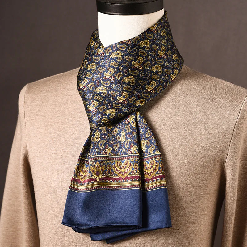 Foulard en soie bleu marine à motif cachemire doré, bordure bleue ornée de rouge et d'or, sur mannequin avec pull beige. 12
