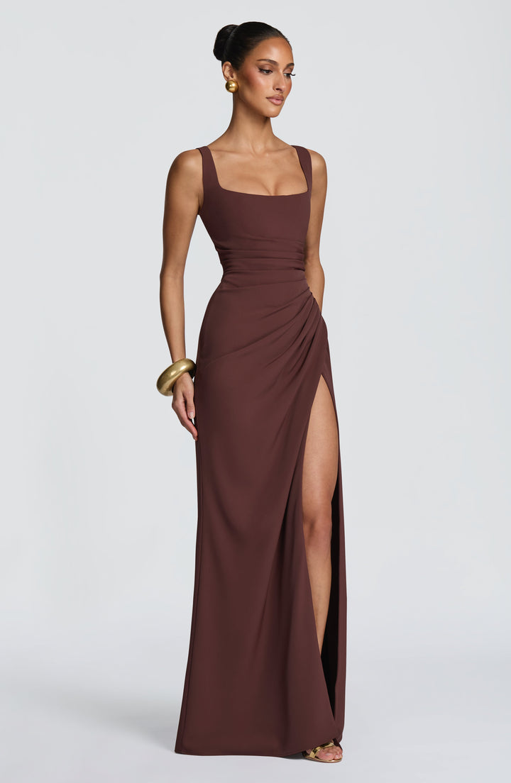 Robe marron chocolat portée de trois quarts, mettant en valeur le drapé de la taille et la fente haute. 3