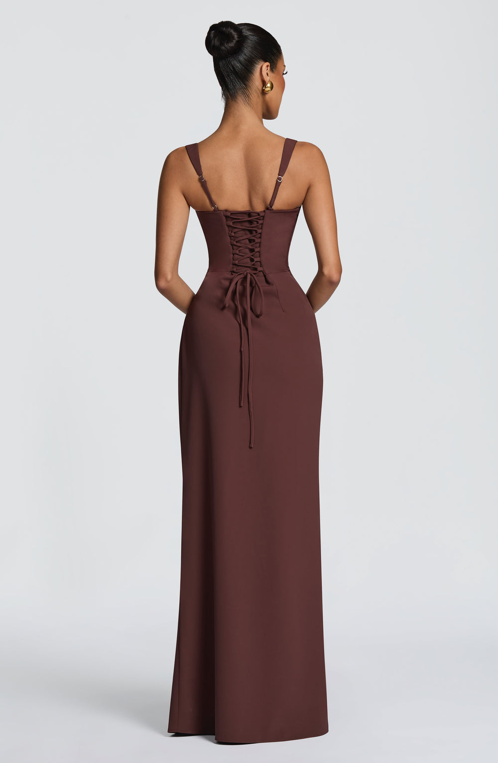 Vue de dos de la robe marron chocolat avec corset lacé dans le dos et fines bretelles réglables. 2