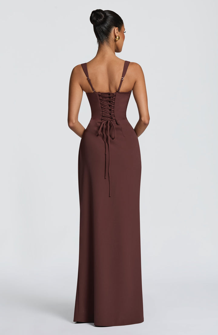 Vue de dos de la robe marron chocolat avec corset lacé dans le dos et fines bretelles réglables. 2