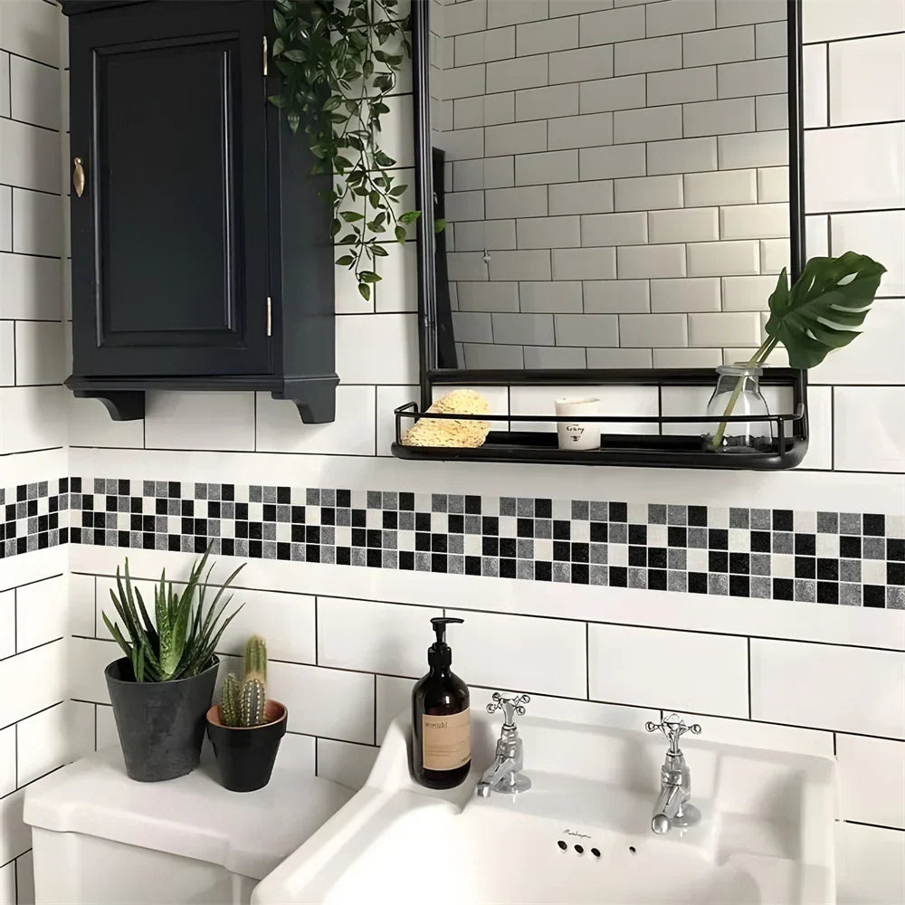 Bande de mosaïque noire, grise et blanche collée en frise au-dessus d'un lavabo, salle de bains carrelée blanche 23