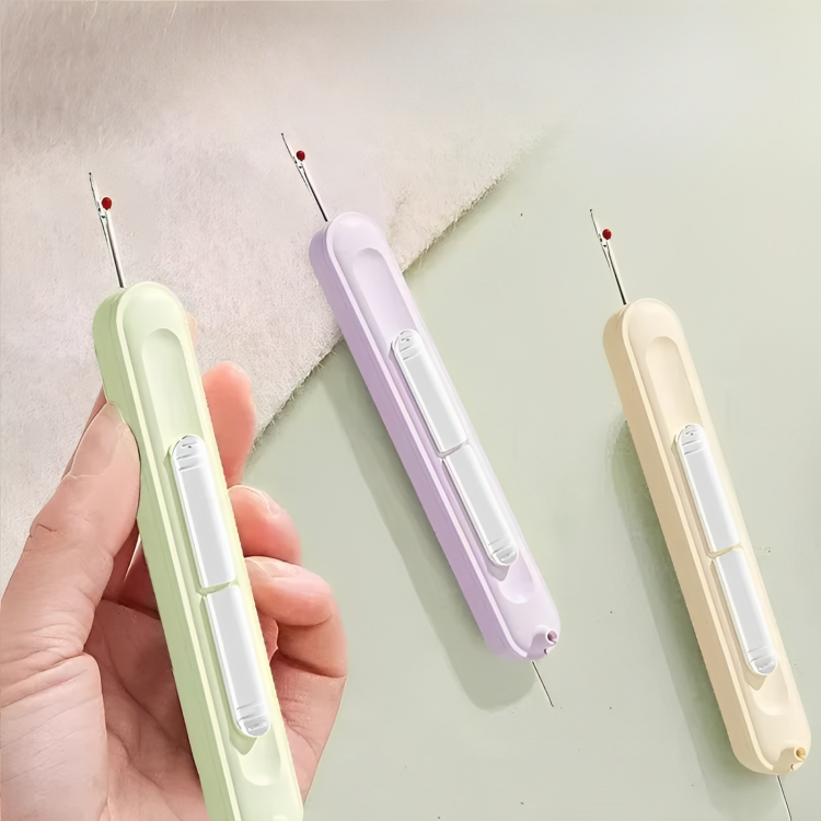 Trois outils vert, violet et jaune pâle posés près d'un tissu, le vert tenu en main 5