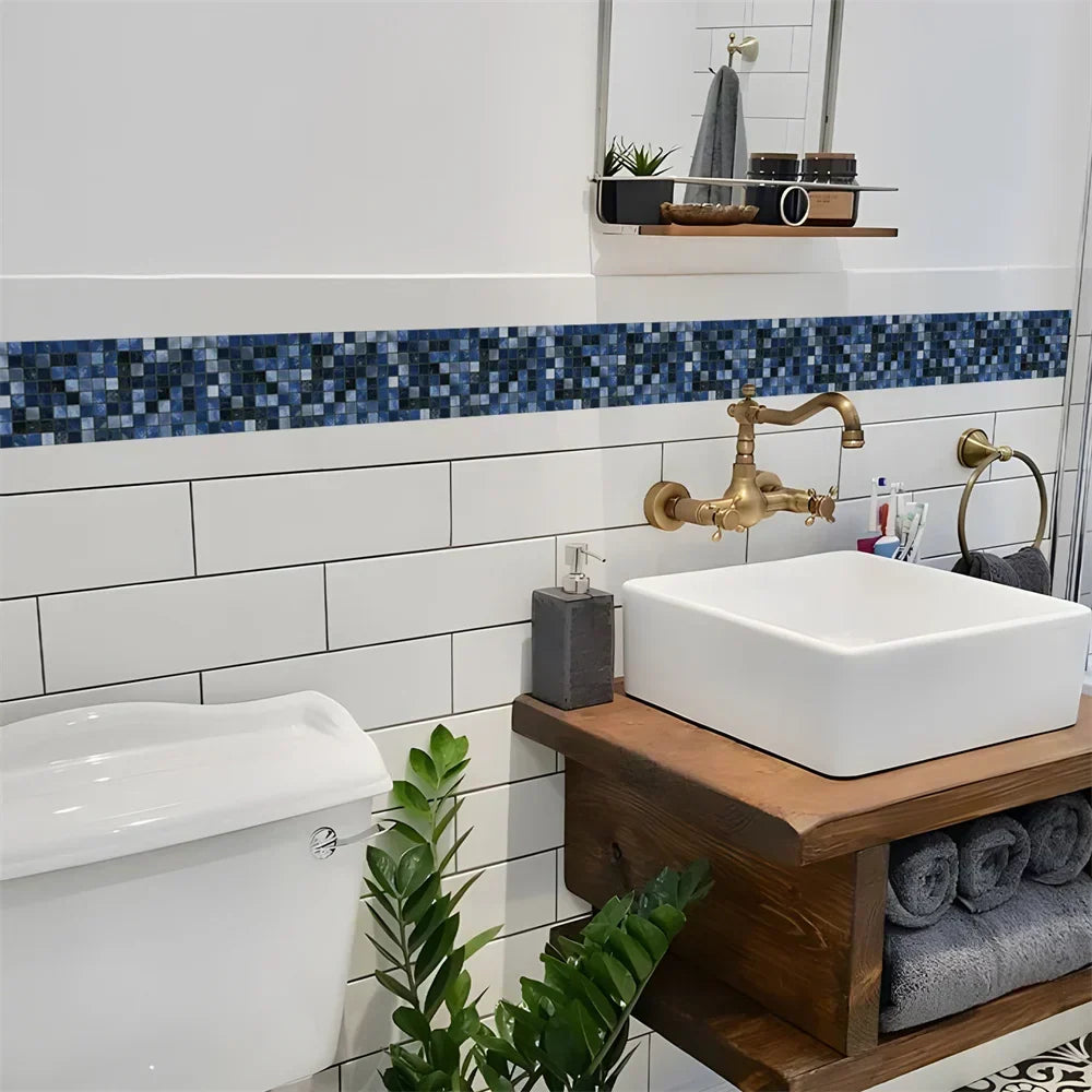 Bande de mosaïque bleue posée à mi-hauteur d'un mur de salle de bain carrelé blanc, près d'un lavabo 45