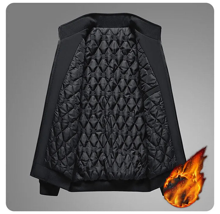 Veste noire ouverte à plat montrant tout l'intérieur matelassé en losanges, avec une boule de flammes évoquant la chaleur. 9