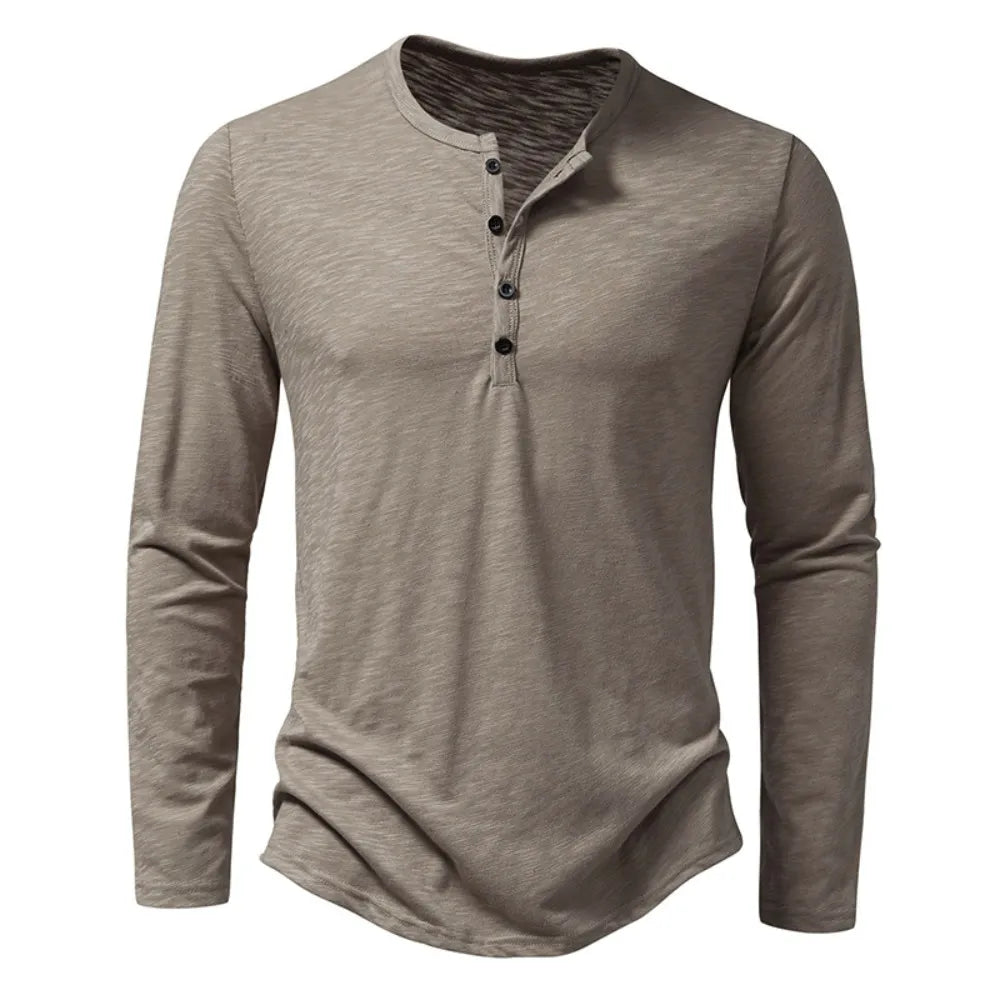 Vue de face du haut henley beige taupe à manches longues, col boutonné et tissu légèrement flammé 1
