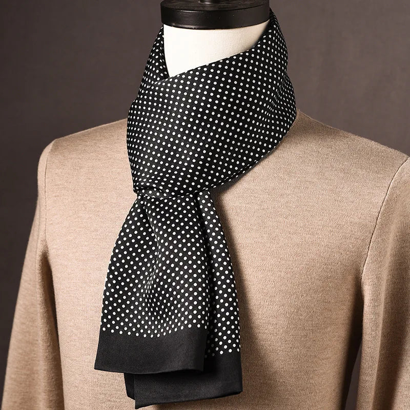 Foulard en soie noir à pois blancs et bordure noire unie, noué sur un mannequin avec pull beige. 14