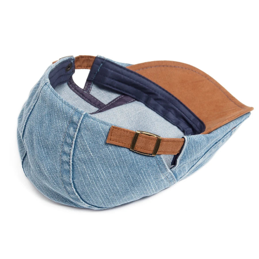 Casquette en denim bleu clair retournée montrant la doublure bleu marine, l'intérieur de la visière brune et la sangle à boucle. 10