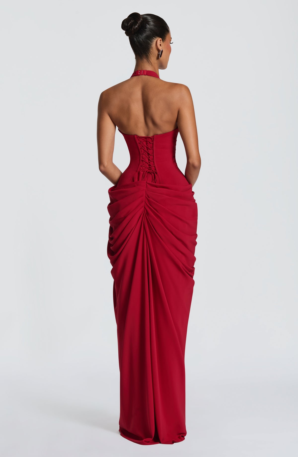 Vue de dos de la robe rouge: dos nu, laçage corset à la taille et jupe froncée très drapée. 18
