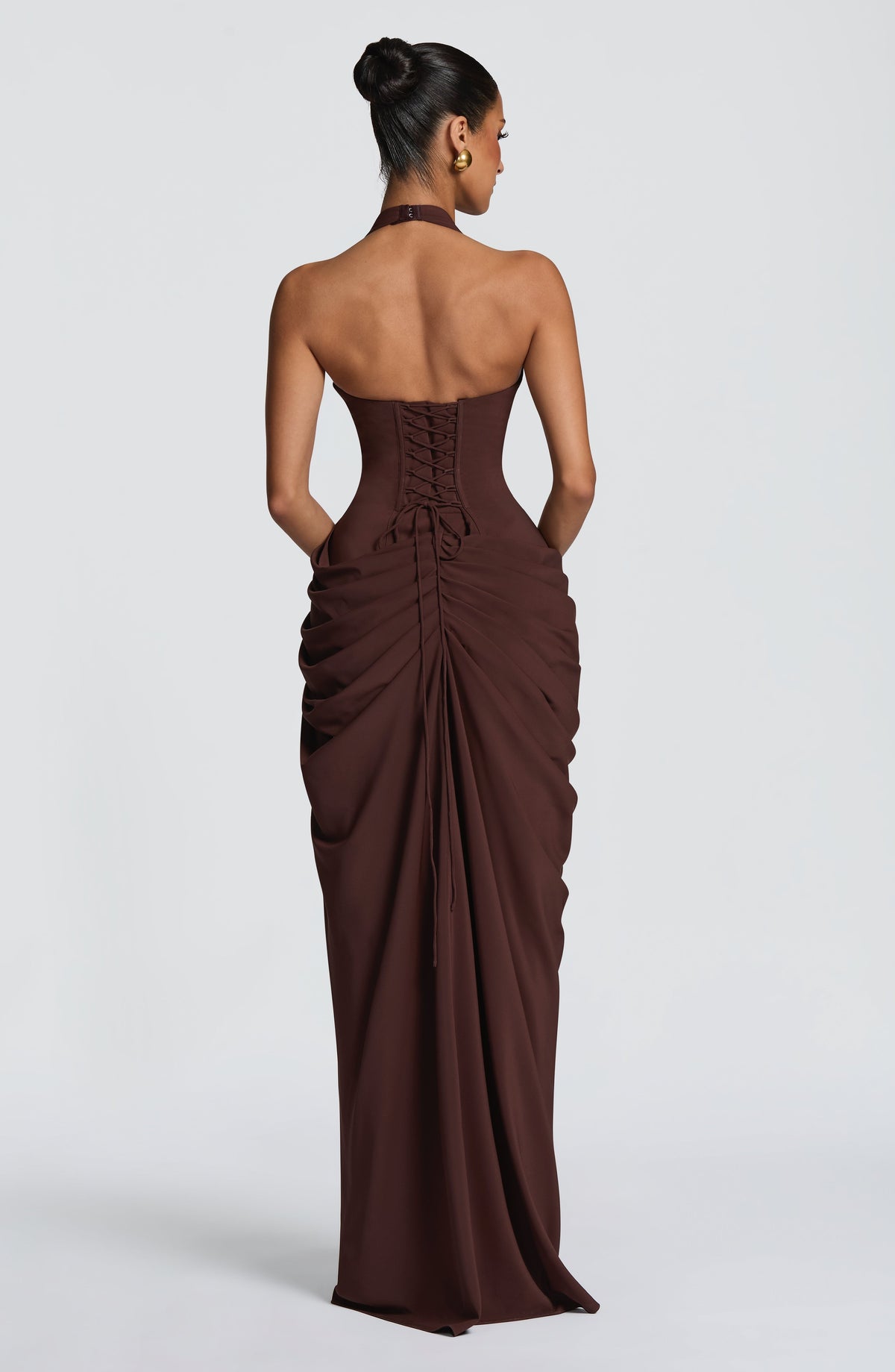 Vue de dos de la robe marron : bustier à lacets croisés, attache nuque et jupe froncée par un cordon central. 25