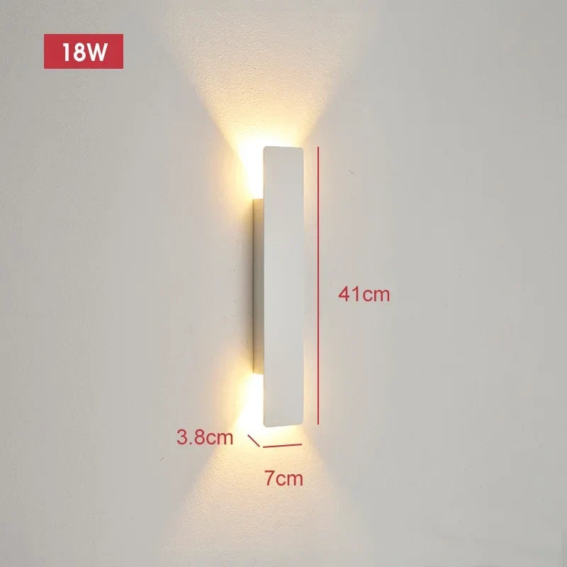 Applique blanche de 41 cm de haut, 7 cm de large et 3,8 cm de profondeur, allumée sur un mur clair avec ses cotes indiquées. 7