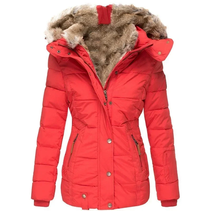 Parka matelassée rouge vue de face, avec capuche doublée de fausse fourrure, zip, boutons-pression et deux poches zippées. 4
