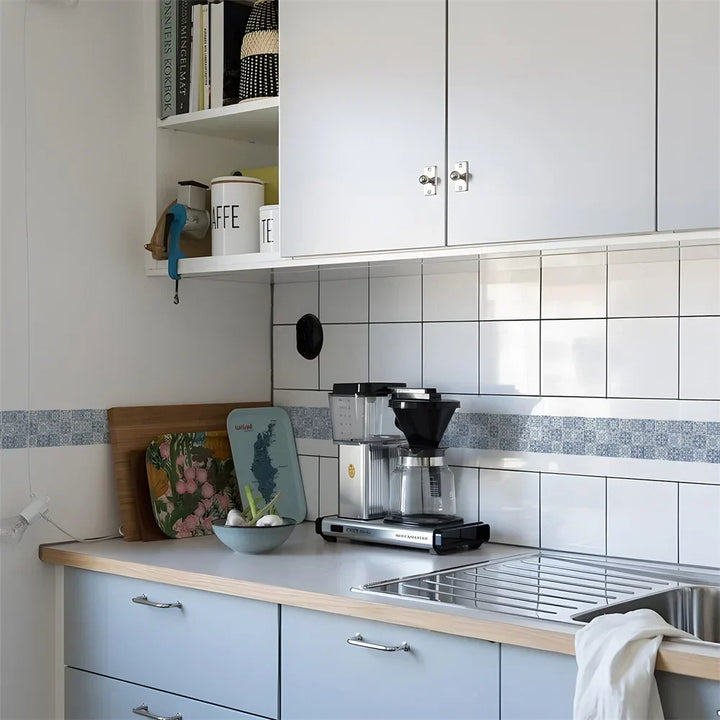 Frise bleu et blanc façon azulejos sur le mur d'une cuisine, près d'une cafetière 16