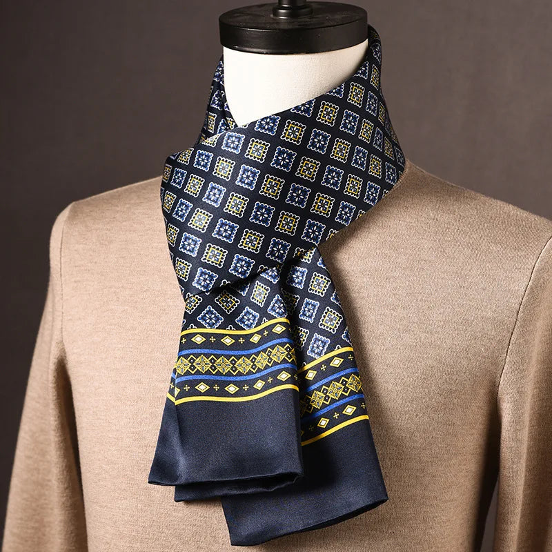 Foulard en soie bleu marine à carrés bleus et jaunes, porté sur un mannequin en pull beige, avec bordure à liserés jaunes. 22