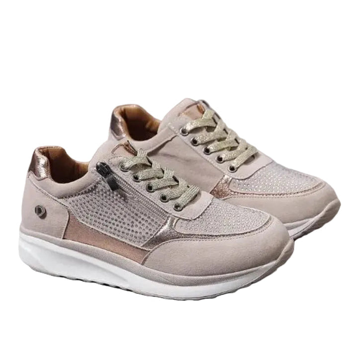 Paire de baskets beige à lacets dorés, zip latéral et empiècements brillants, sur fond blanc 1