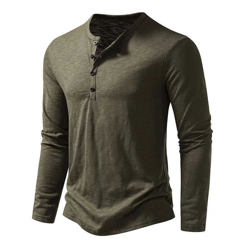 Henley vert kaki foncé vu de trois quarts, mettant en valeur la patte boutonnée et la coupe ajustée 5