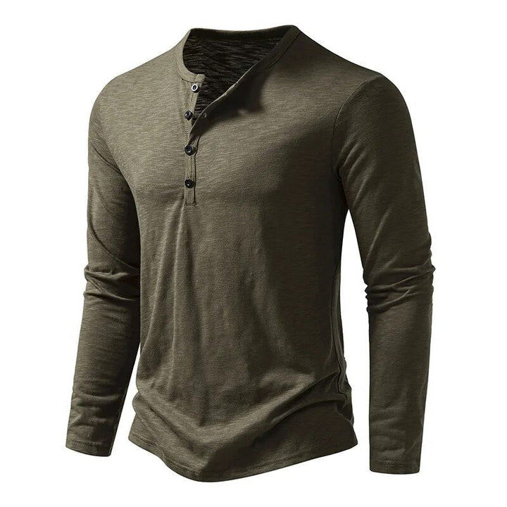 Henley vert kaki foncé vu de trois quarts, mettant en valeur la patte boutonnée et la coupe ajustée 5