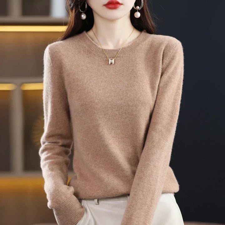 Pull col rond camel porté par une femme, une main dans la poche d'un pantalon crème 3