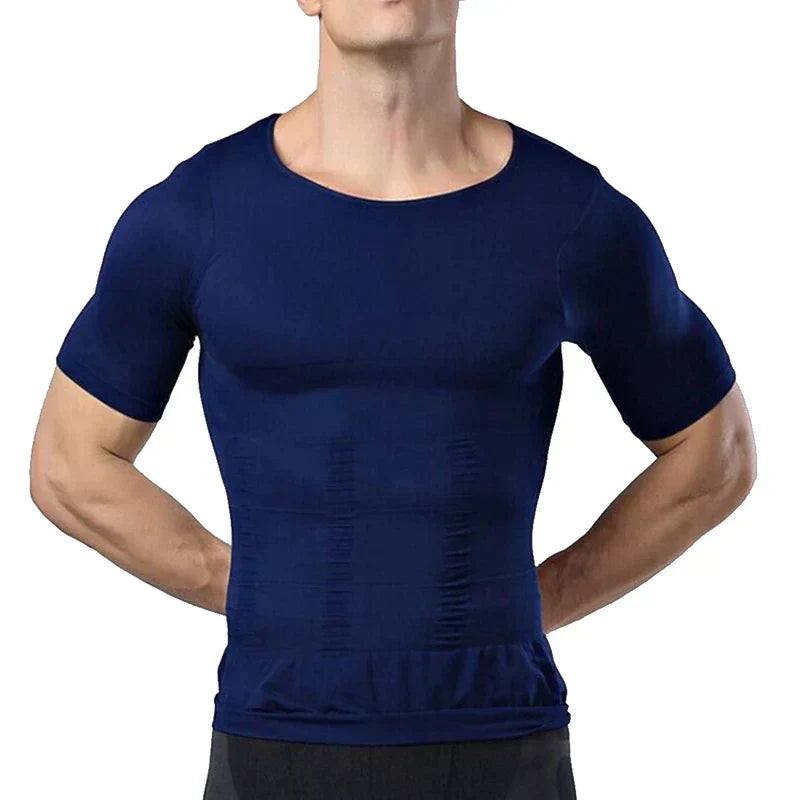 Homme les mains sur les hanches portant le haut de compression bleu marine, qui moule le torse et le ventre. 7