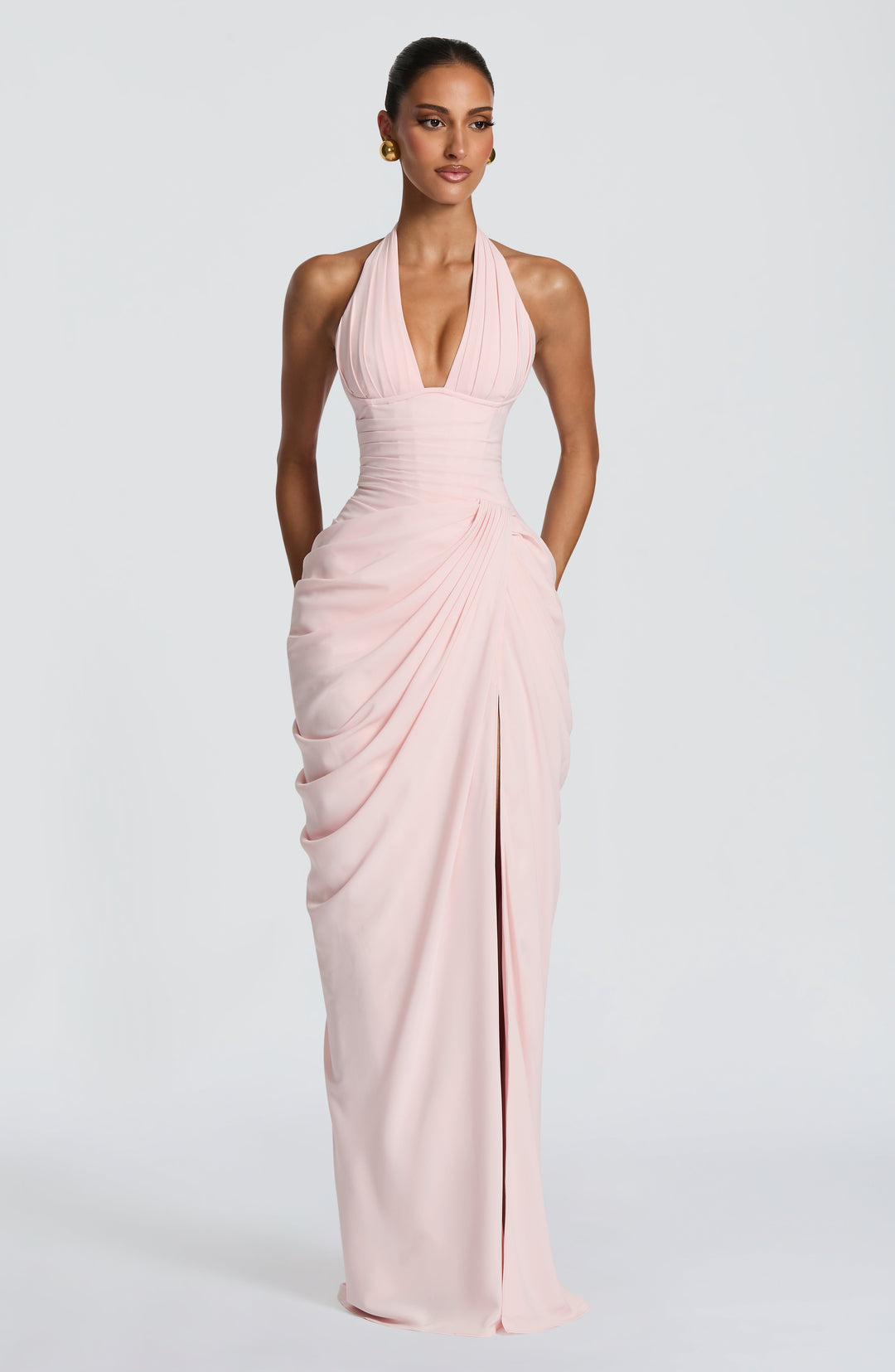 Robe rose pâle portée de face, jupe drapée refermée sur le devant avec une fente plus discrète. 6