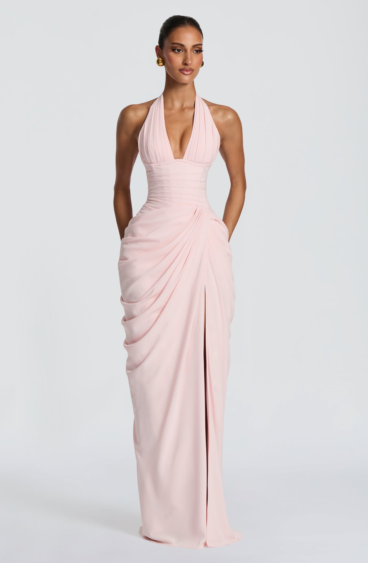 Robe rose pâle portée de face, jupe drapée refermée sur le devant avec une fente plus discrète. 6