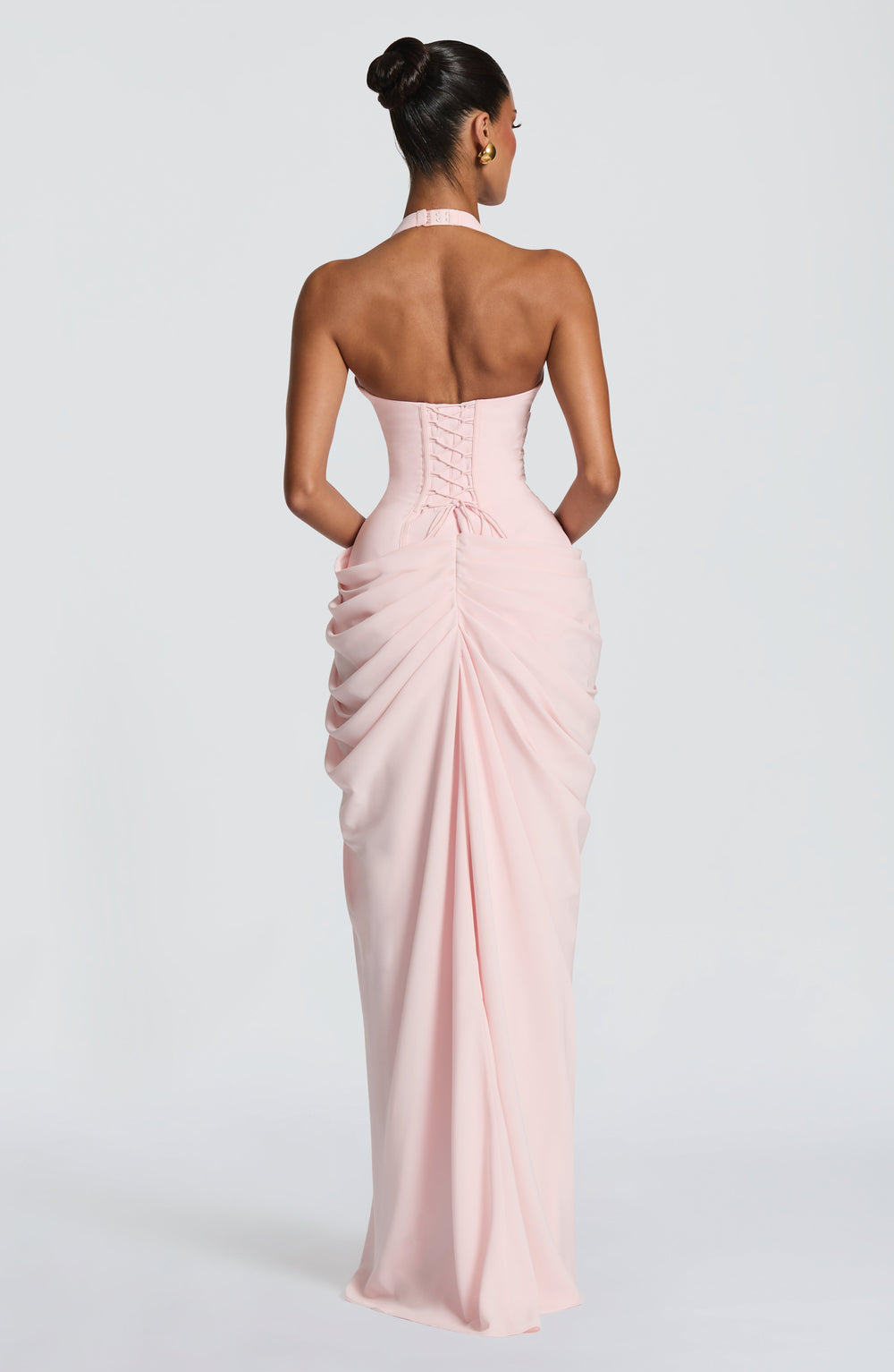Vue de dos de la robe rose pâle: dos nu, laçage corset à la taille et jupe drapée froncée. 2