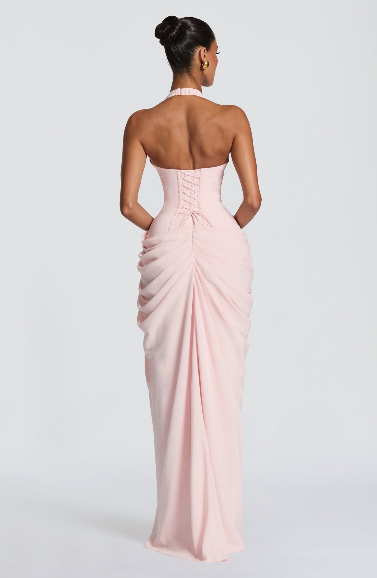 Vue de dos de la robe rose pâle: dos nu, laçage corset à la taille et jupe drapée froncée. 2