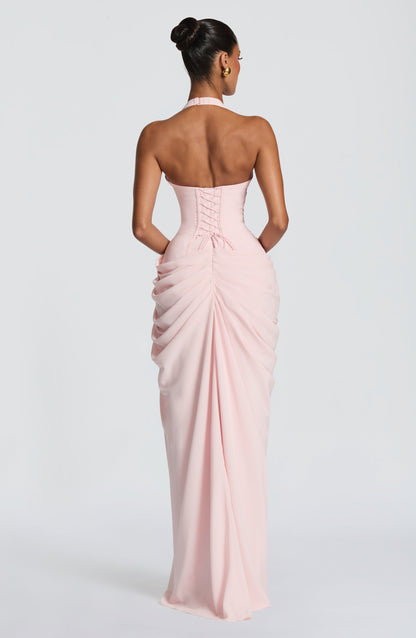 Vue de dos de la robe rose pâle: dos nu, laçage corset à la taille et jupe drapée froncée. 2