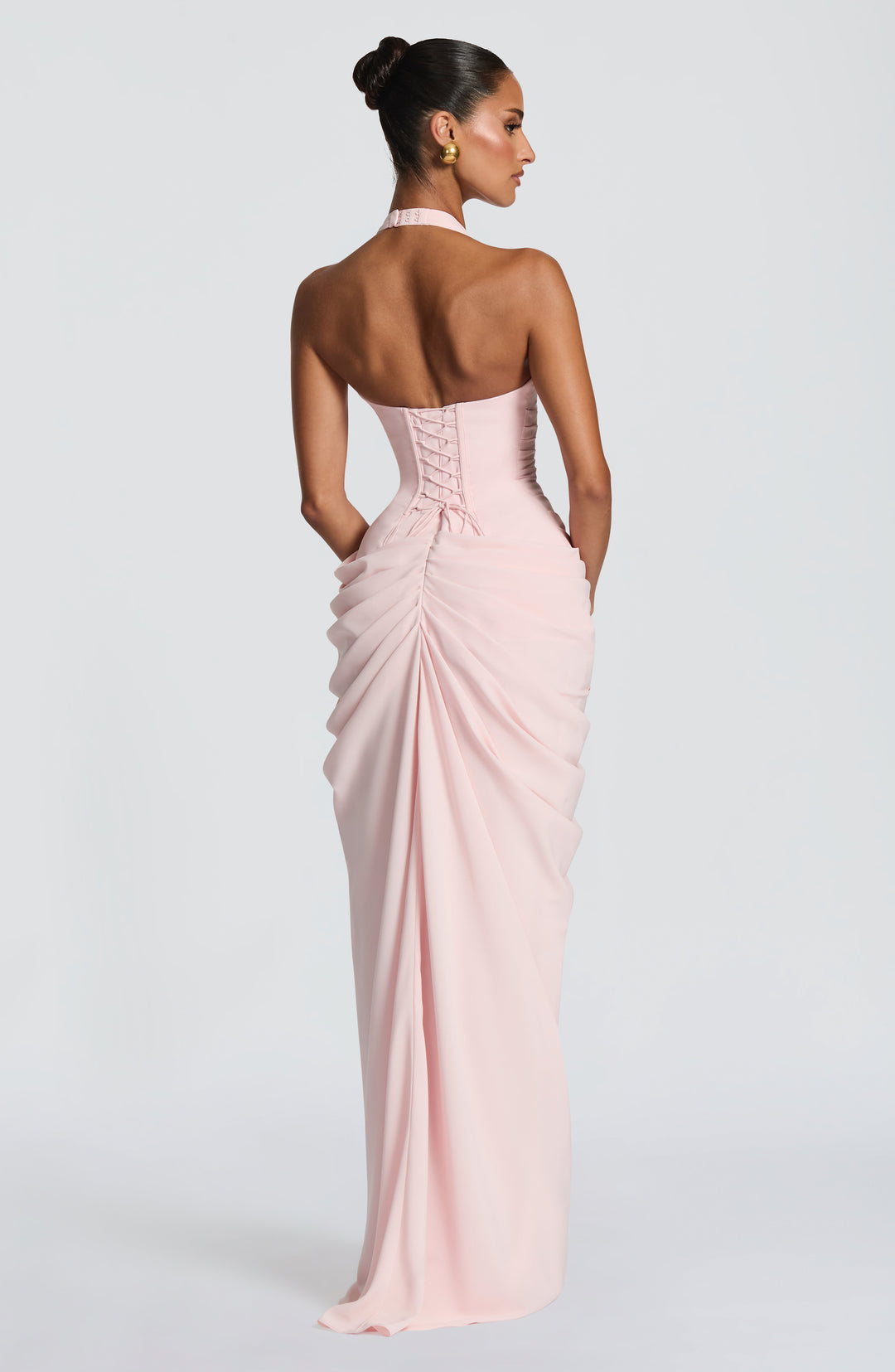 Robe rose pâle vue de trois quarts arrière, laçage corset dans le dos et drapé froncé de la jupe. 7