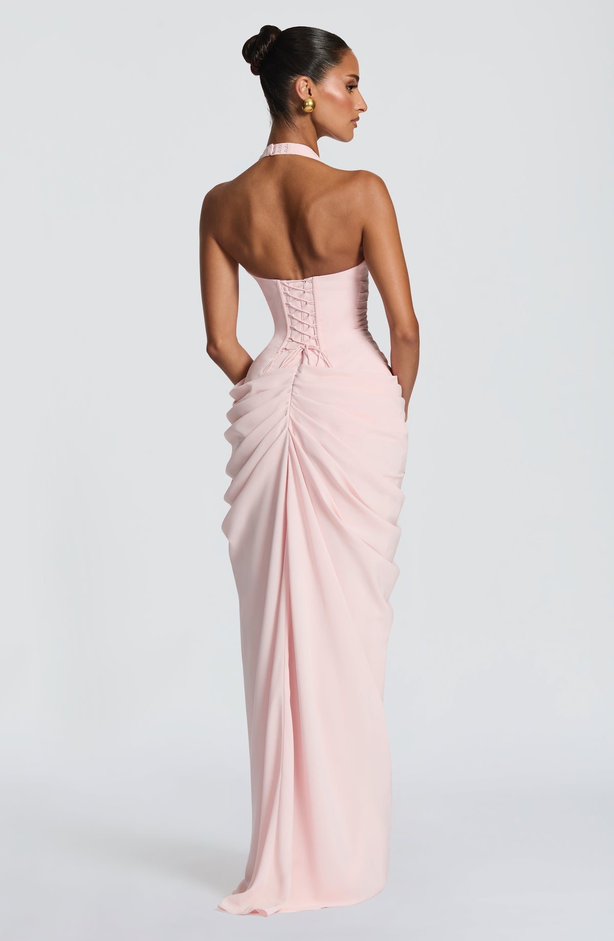Robe rose pâle vue de trois quarts arrière, laçage corset dans le dos et drapé froncé de la jupe. 7