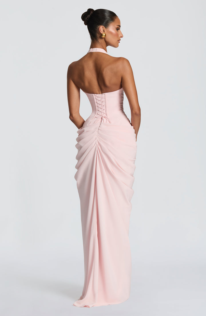 Robe rose pâle vue de trois quarts arrière, laçage corset dans le dos et drapé froncé de la jupe. 7